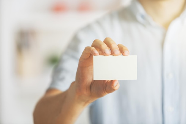 Homme d'affaires détenant une carte de visite vierge