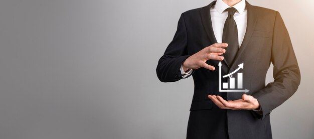 Homme d'affaires détenant la croissance du graphique et l'augmentation des indicateurs positifs du graphique dans son entreprise