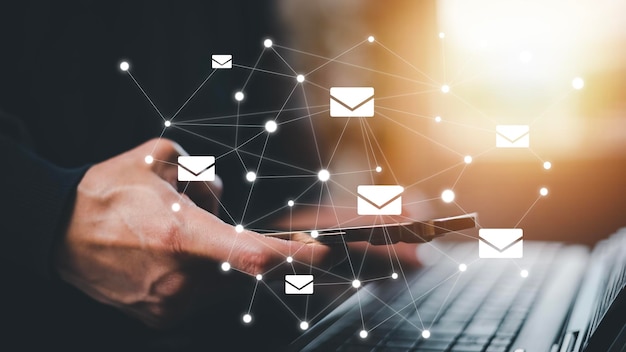 Homme d'affaires détenant un smartphone avec des icônes de communication icône de lettre icônes d'e-mail et e-mail de newsletter et protégez vos informations personnelles ou spams contact du centre d'appels du service client