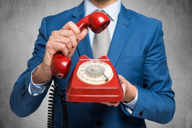 Homme d&#39;affaires détenant un téléphone vintage