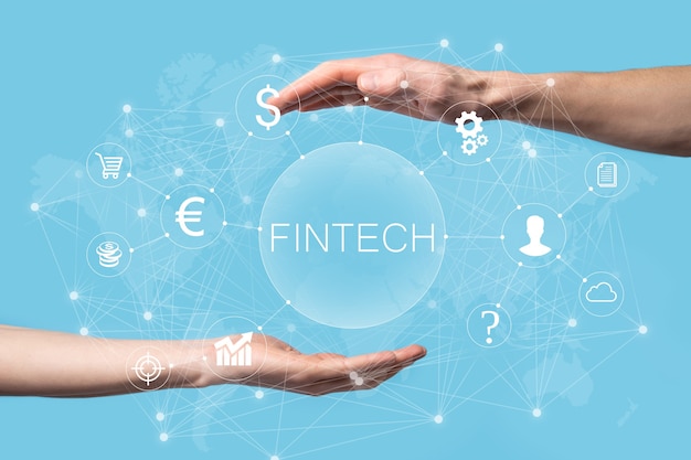 Photo homme d'affaires détenir fintech - concept de technologie financière. paiement bancaire d'investissement commercial. investissement en crypto-monnaie et monnaie numérique. concept d'entreprise sur écran virtuel.