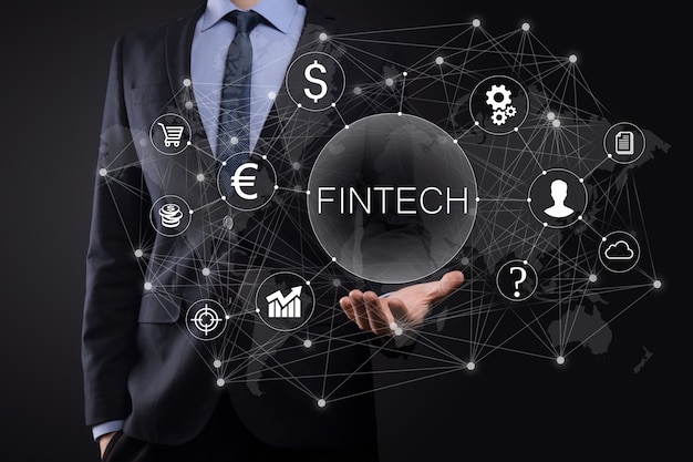 Homme d'affaires détenir Fintech - concept de technologie financière. Paiement bancaire d'investissement commercial. Investissement en crypto-monnaie et monnaie numérique. Concept d'entreprise sur écran virtuel.