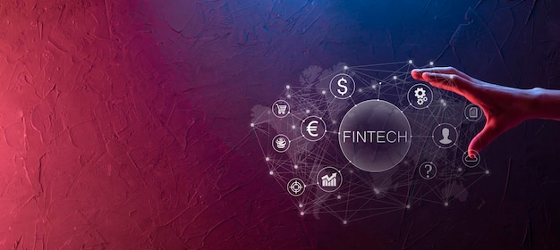 Homme d'affaires détenir Fintech - concept de technologie financière. Paiement bancaire d'investissement commercial. Investissement en crypto-monnaie et monnaie numérique. Concept d'entreprise sur écran virtuel.