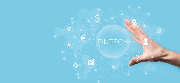 Homme d'affaires détenir Fintech - concept de technologie financière. Paiement bancaire d'investissement commercial. Investissement en crypto-monnaie et monnaie numérique. Concept d'entreprise sur écran virtuel.