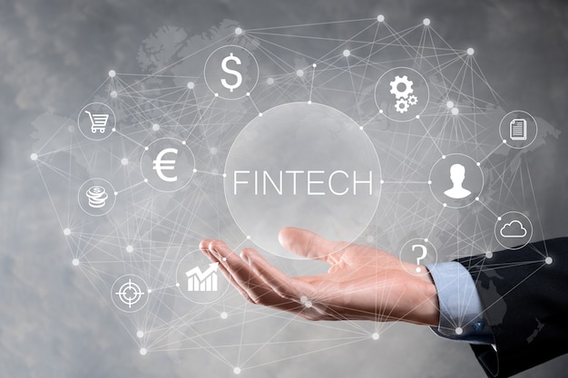 Homme d'affaires détenir Fintech - concept de technologie financière. Paiement bancaire d'investissement commercial. Investissement en crypto-monnaie et monnaie numérique. Concept d'entreprise sur écran virtuel.