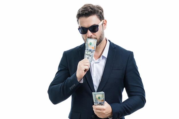 Homme d'affaires détiennent de l'argent sur fond blanc studio isolé homme riche en costume avec des billets d'un dollar en argent