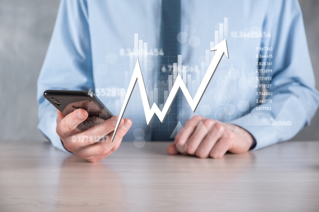 L'homme d'affaires détient des données de vente et un graphique de croissance économique. Planification et stratégie d'entreprise. Analyser les échanges d'échange. Financier et bancaire. Marketing numérique de la technologie. Plan de profit et de croissance.