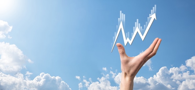 L'homme d'affaires détient des données de vente et un graphique de croissance économique. Planification et stratégie d'entreprise. Analyser les échanges d'échange. Financier et bancaire. Marketing numérique de la technologie. Plan de profit et de croissance.