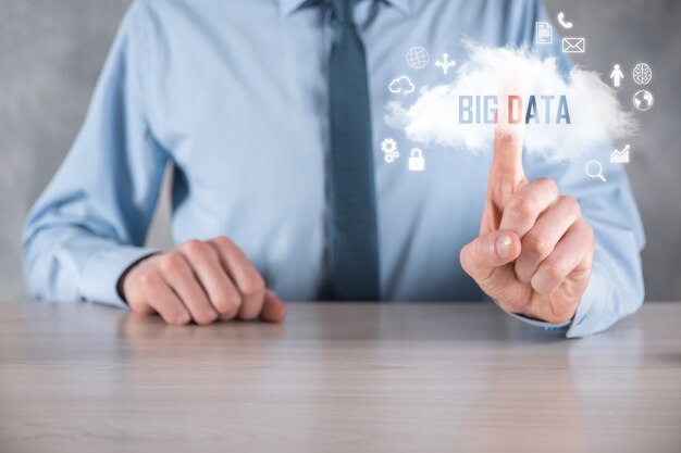 Homme d'affaires détient l'inscription BIG DATA