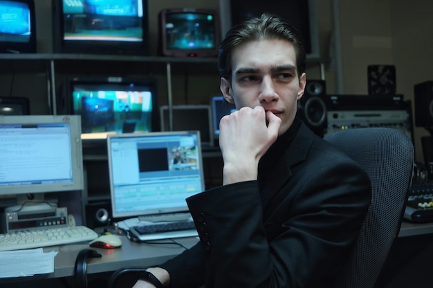 Un homme d'affaires détournant son regard alors qu'il est assis au bureau.