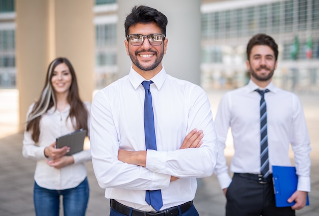 Homme d'affaires devant un groupe de collègues