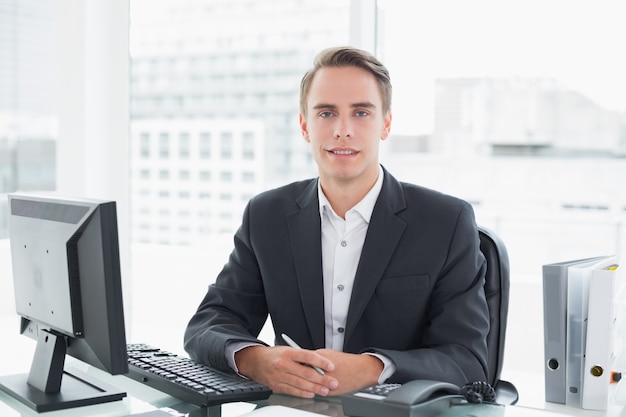 Homme d&#39;affaires devant l&#39;ordinateur au bureau