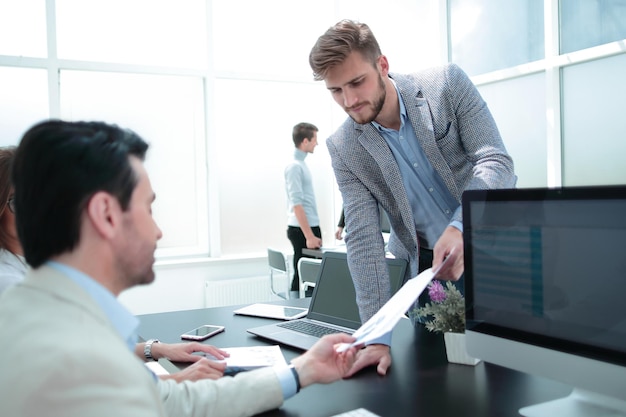 Homme d'affaires discutant avec le document de travail du personnel