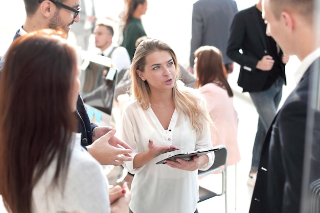 Homme d'affaires discutant avec les employés du bureau du plan de travail en semaine