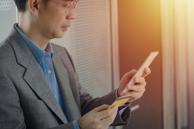 L'homme d'affaires discute du projet et utilise le téléphone portable sur le lieu de travail