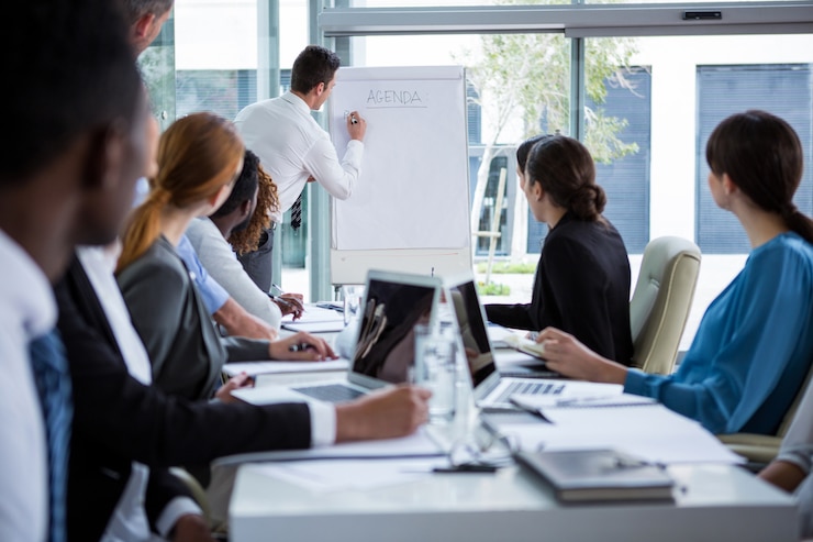 Photo homme affaires, discuter, blanc, tableau, collègues