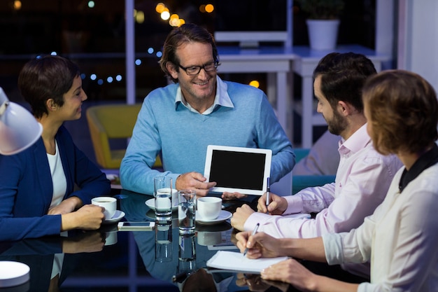 Homme affaires, discuter, travail, numérique, tablette, collègues