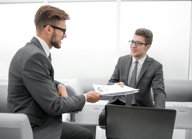 Homme d'affaires donnant à un collègue le concept d'entreprise de documents financiers