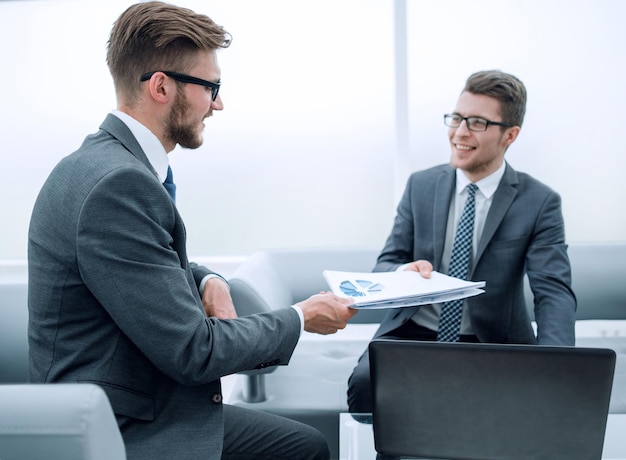 Homme d'affaires donnant à un collègue le concept d'entreprise de documents financiers