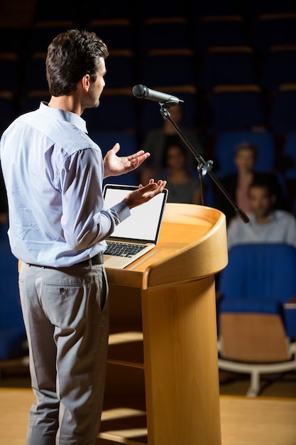 Photo homme d'affaires donnant un discours au centre de conférence