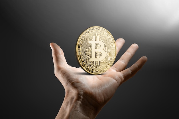 Homme d'affaires donnant du bitcoin doré à un autre humain. deux mains échangeant de la crypto-monnaie.