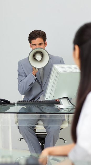 Homme d&#39;affaires donnant des instructions avec un mégaphone