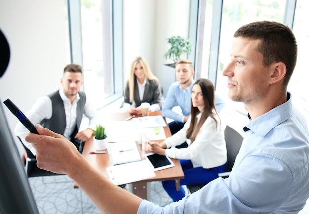 Homme d'affaires donnant une présentation sur flipchart. Concept de travail d'équipe