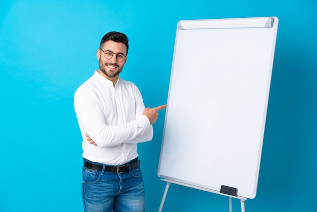 Homme d'affaires donnant une présentation sur tableau blanc donnant une présentation sur tableau blanc et en le pointant