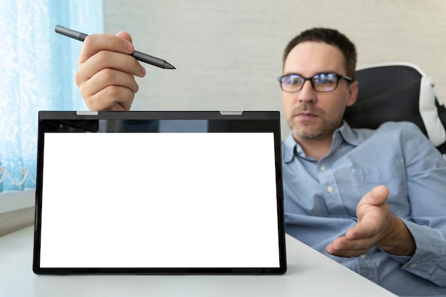 Homme d'affaires donnant une présentation sur un tableau blanc vierge avec espace de copie un écran blanc vide sur la tablette est sur la table l'enseignant donne une conférence lors d'un webinaire de formation Enseignement à distance