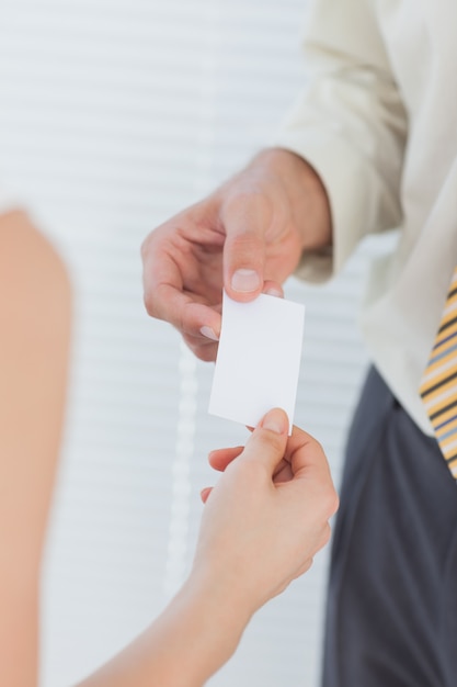 Homme d&#39;affaires donnant sa carte de visite