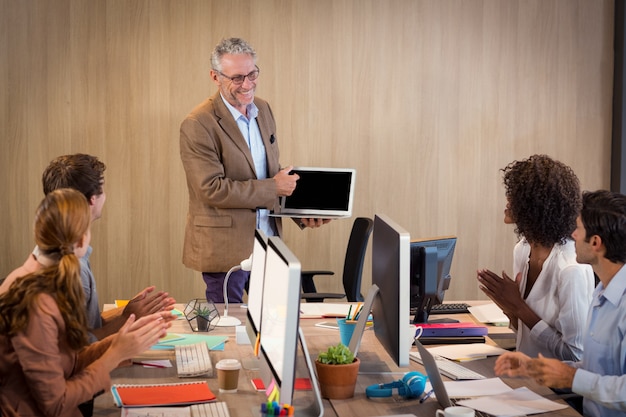 Homme affaires, donner, présentation, collègues