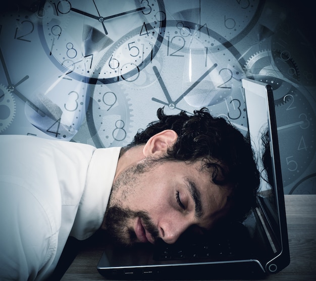 Homme affaires, dormir, sur, ordinateur portable, et, mur, à, montres