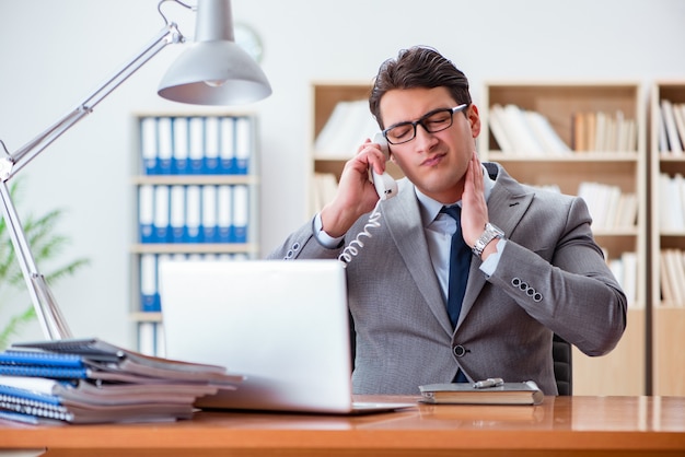 Homme affaires, douleur, bureau