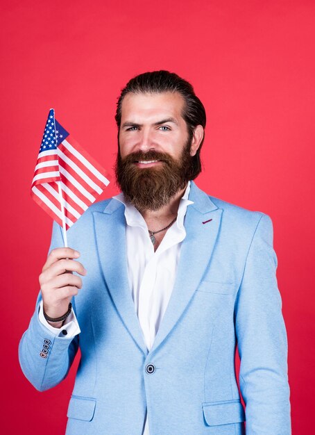 Homme d'affaires avec le drapeau américain le 4 juillet le jour de l'indépendance de l'Amérique l'éducation du patriotisme La liberté et la poursuite du bonheur Fier de sa terre l'homme barbu est patriote