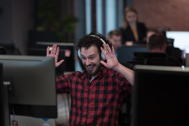 Homme d'affaires drôle portant un casque ayant un appel de groupe de réunion d'équipe virtuelle discutant avec diverses personnes