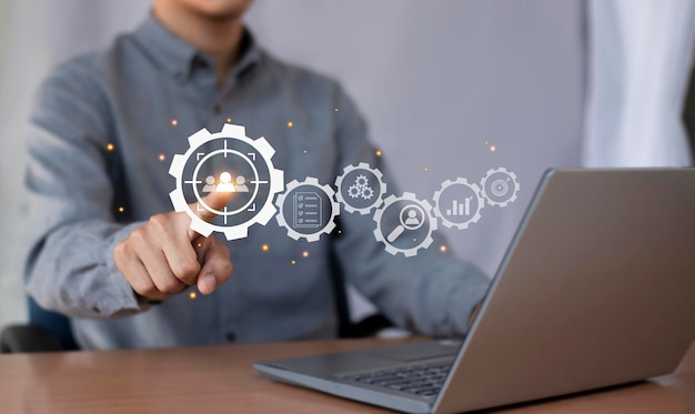 L'homme d'affaires du concept de positionnement marketing tient l'icône du public cible pour les clients