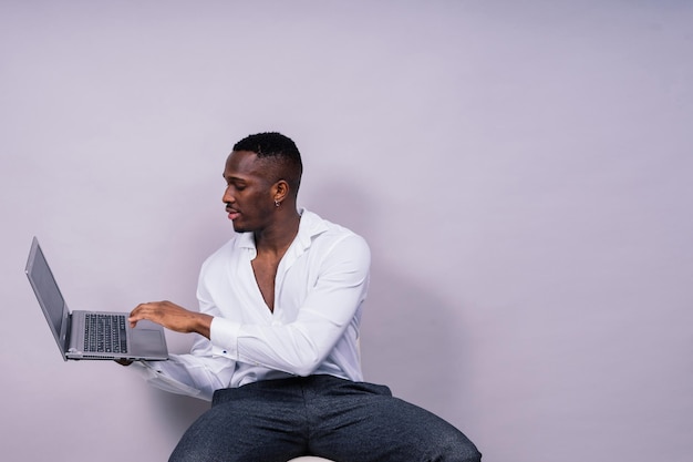 Photo homme d'affaires du millénaire afro-américain isolé sur fond de studio costume formel masculin réussi