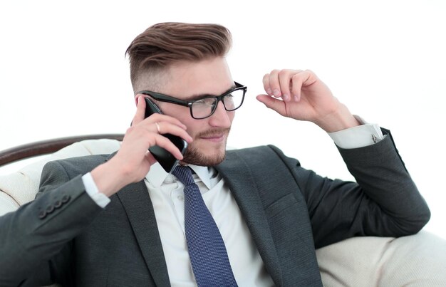 Homme d'affaires écoutant l'interlocuteur sur un téléphone mobile photo avec espace texte