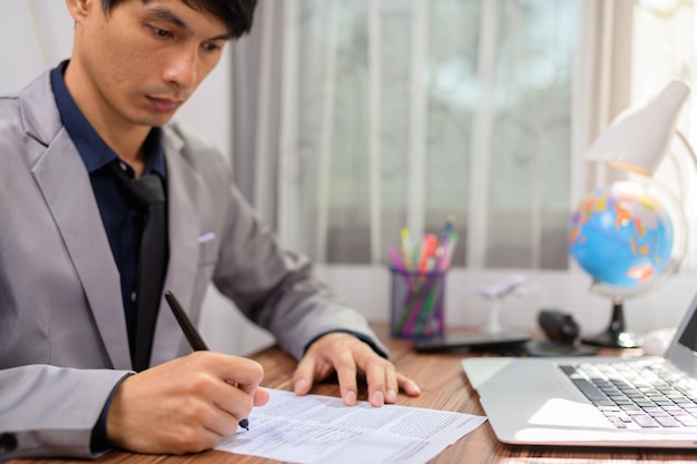 Homme d'affaires écrivant des documents signant des documents