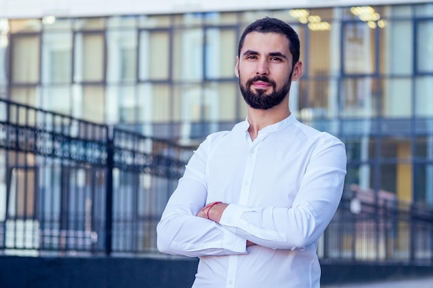 Homme d'affaires égyptien dans la rue