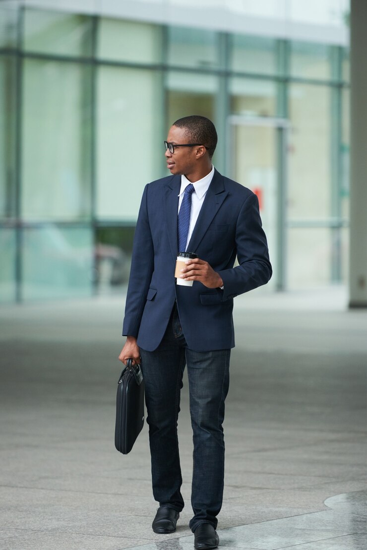 Homme d'affaires élégant se dépêcher de travailler