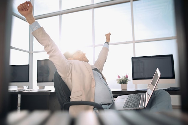 Homme d'affaires endormi assis devant le Deskoffice en semaine