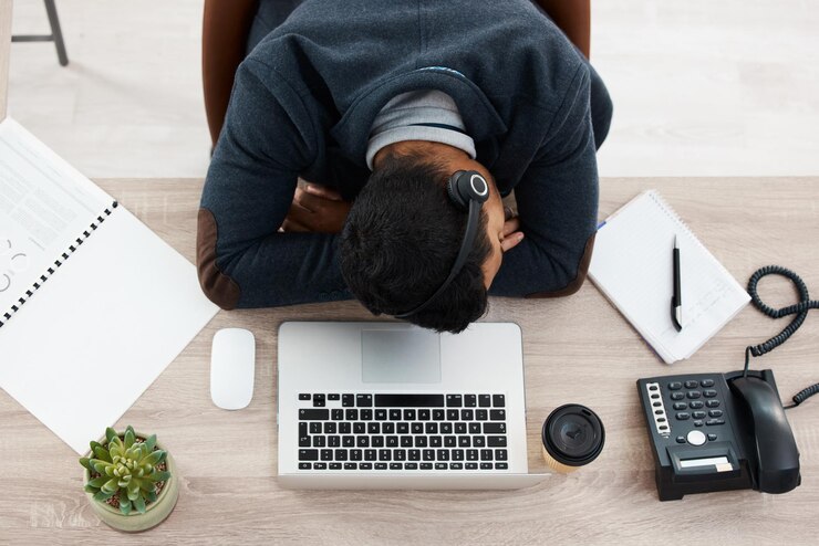 Photo homme d'affaires endormi et bureau du centre d'appels d'en haut avec fatigue au bureau télémarketing contactez-nous et travailleur de consultation téléphonique se sentant fatigué et surmené à l'entreprise avec délai et sommeil