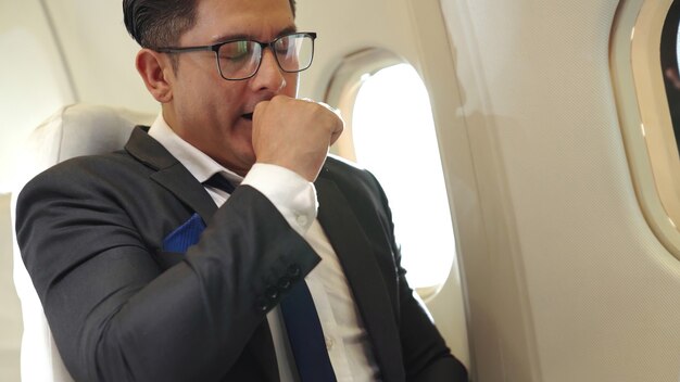 Homme d'affaires endormi dans un avion