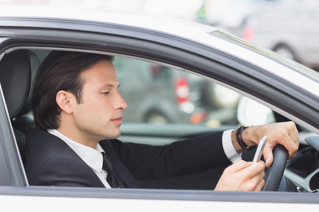 Homme d'affaires envoyant un message texte