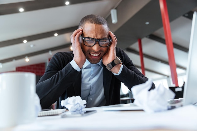 Homme D'affaires épuisé Au Travail Au Bureau