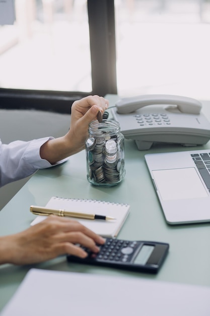 Homme d'affaires et équipe analysant les états financiers Tâche financière avec smartphone, ordinateur portable et tablette Concept de gestion de patrimoine