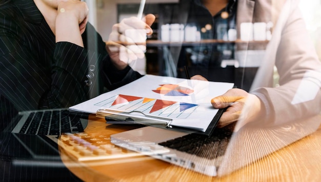 Homme d'affaires et équipe analysant les états financiers Tâche financière avec smartphone, ordinateur portable et tablette Concept de gestion de patrimoine