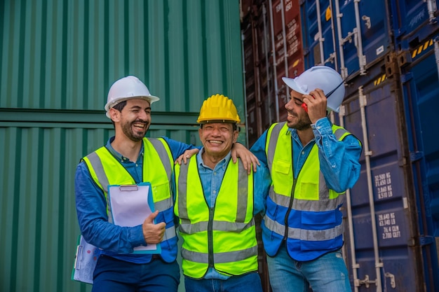 Homme d'affaires d'équipe travaillant sur le chantier de conteneurs du site pour l'importation et l'exportation d'affaires Travailleur caucasien inspectant le conteneur dans l'équipe de gestion des exportations des services de livraison logistique de l'entrepôt