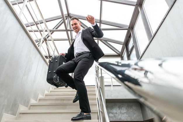 Photo un homme d'affaires sur les escaliers.